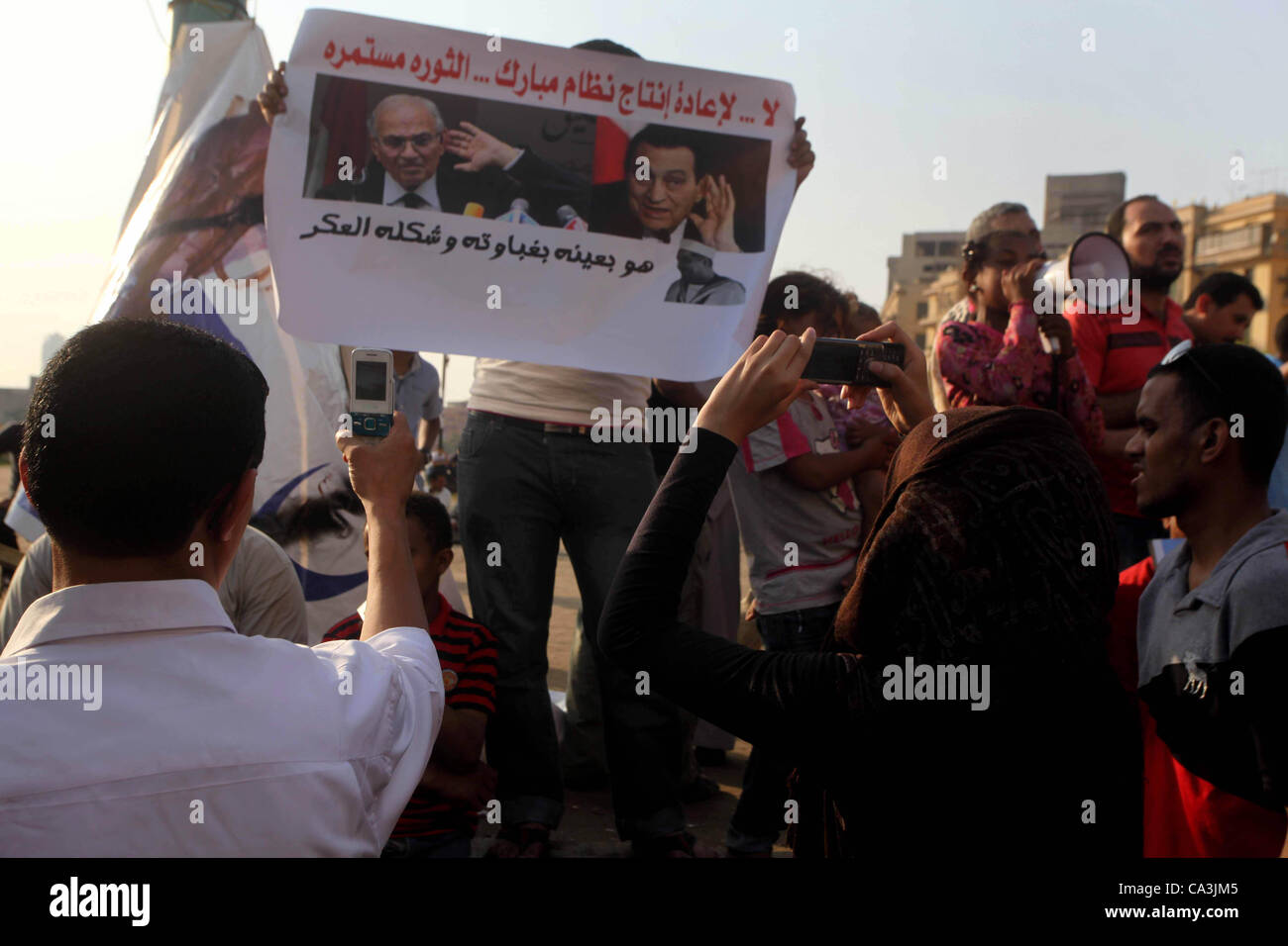 1 giugno 2012 - Il Cairo, il Cairo, Egitto - i dimostranti egiziani tenere cartelli contro il candidato presidenziale Ahmed Shafik durante una dimostrazione in piazza Tahrir condannare il risultato del primo turno di votazioni in egiziani di elezione presidenziale in Cairo, Egitto, venerdì 1 giugno, 2012. Diverse centinaia di Foto Stock