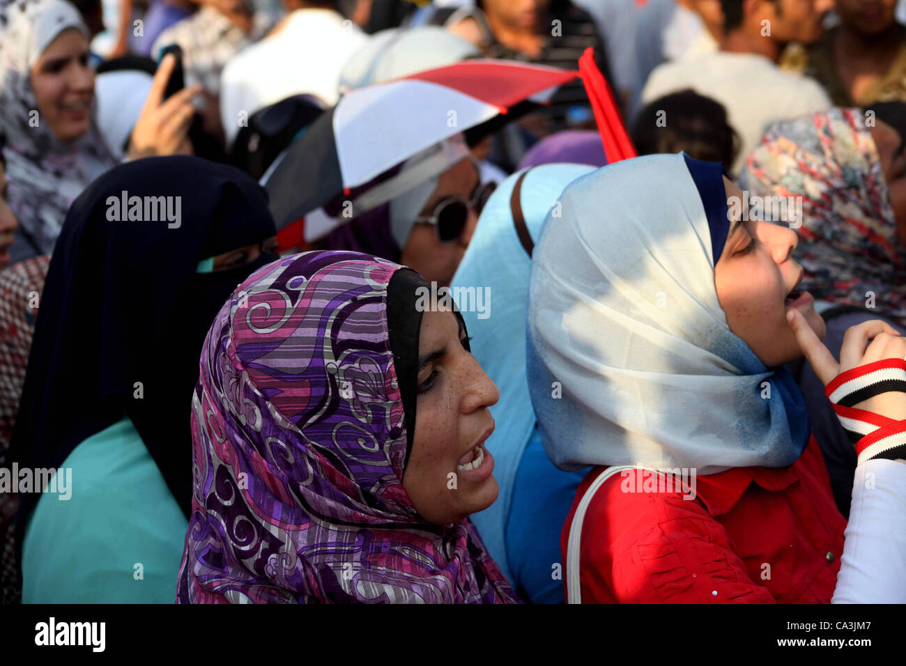 1 giugno 2012 - Il Cairo, il Cairo, Egitto - i dimostranti egiziani chant slogan contro egiziano candidato presidenziale Ahmed Shafiq in piazza Tahrir condannare il risultato del primo turno di votazioni in egiziani di elezione presidenziale in Cairo, Egitto, venerdì 1 giugno, 2012. Diverse centinaia di manifestanti rallie Foto Stock