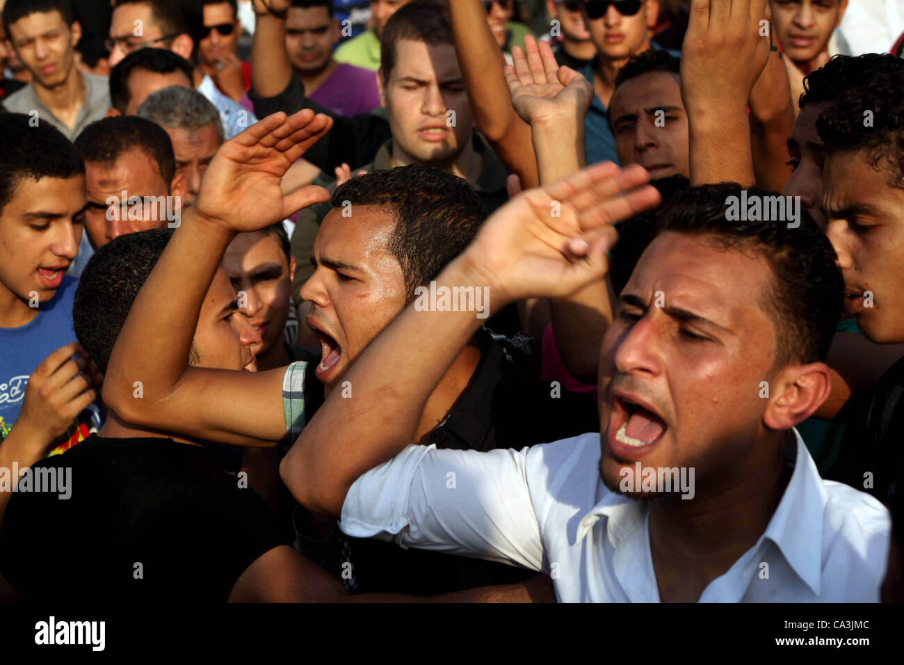 1 giugno 2012 - Il Cairo, il Cairo, Egitto - i dimostranti egiziani chant slogan contro egiziano candidato presidenziale Ahmed Shafiq in piazza Tahrir condannare il risultato del primo turno di votazioni in egiziani di elezione presidenziale in Cairo, Egitto, venerdì 1 giugno, 2012. Diverse centinaia di manifestanti rallie Foto Stock