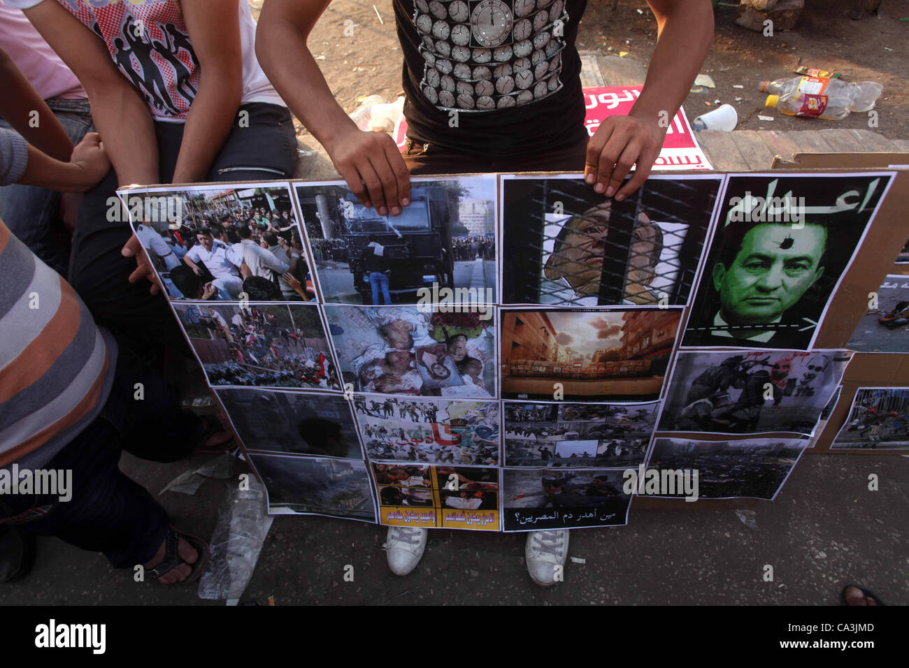 1 giugno 2012 - Il Cairo, il Cairo, Egitto - i dimostranti egiziani tenere cartelli contro il candidato presidenziale Ahmed Shafik durante una dimostrazione in piazza Tahrir condannare il risultato del primo turno di votazioni in egiziani di elezione presidenziale in Cairo, Egitto, venerdì 1 giugno, 2012. Diverse centinaia di Foto Stock