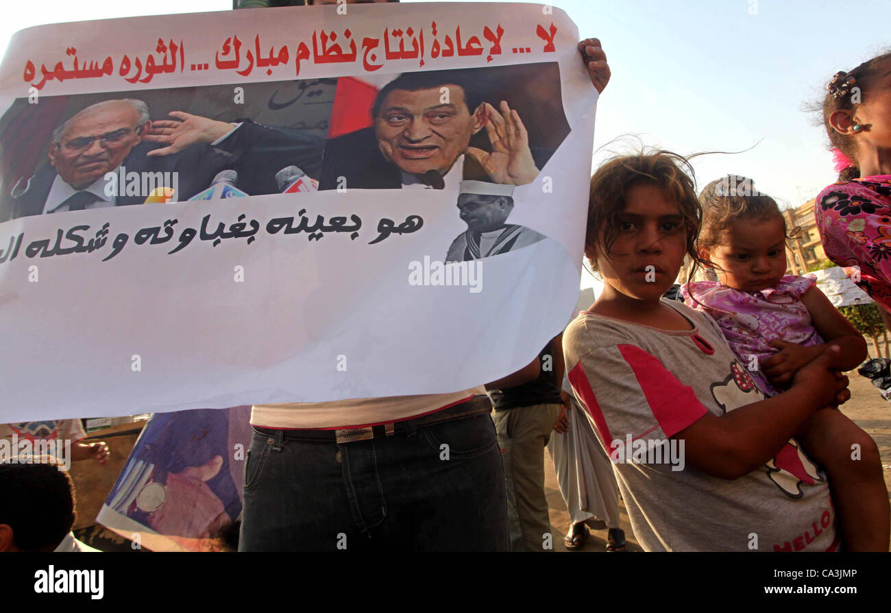 1 giugno 2012 - Il Cairo, il Cairo, Egitto - i dimostranti egiziani tenere cartelli contro il candidato presidenziale Ahmed Shafik durante una dimostrazione in piazza Tahrir condannare il risultato del primo turno di votazioni in egiziani di elezione presidenziale in Cairo, Egitto, venerdì 1 giugno, 2012. Diverse centinaia di Foto Stock