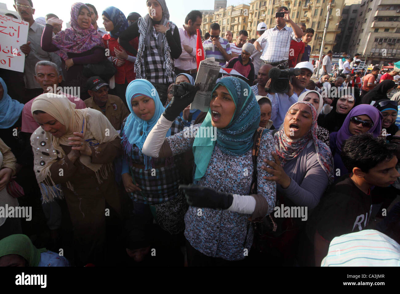 1 giugno 2012 - Il Cairo, il Cairo, Egitto - i dimostranti egiziani chant slogan contro egiziano candidato presidenziale Ahmed Shafiq in piazza Tahrir condannare il risultato del primo turno di votazioni in egiziani di elezione presidenziale in Cairo, Egitto, venerdì 1 giugno, 2012. Diverse centinaia di manifestanti rallie Foto Stock