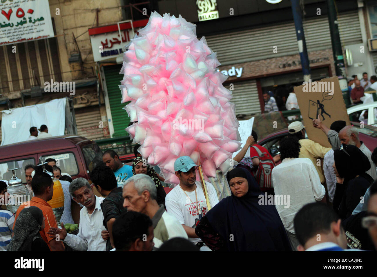 1 giugno 2012 - Il Cairo, il Cairo, Egitto - Un Egiziano vende caramelle durante una dimostrazione contro egiziano candidato presidenziale Ahmed Shafiq in piazza Tahrir condannare il risultato del primo turno di votazioni in egiziani di elezione presidenziale in Cairo, Egitto, venerdì 1 giugno, 2012. Diverse centinaia di pr Foto Stock