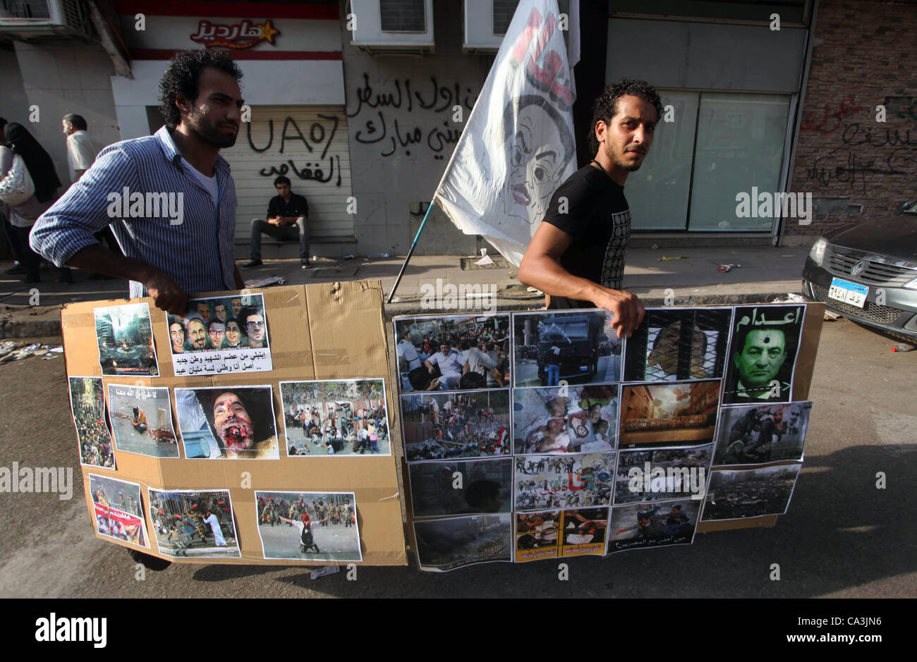 1 giugno 2012 - Il Cairo, il Cairo, Egitto - i dimostranti egiziani tenere cartelli contro il candidato presidenziale Ahmed Shafik durante una dimostrazione in piazza Tahrir condannare il risultato del primo turno di votazioni in egiziani di elezione presidenziale in Cairo, Egitto, venerdì 1 giugno, 2012. Diverse centinaia di Foto Stock