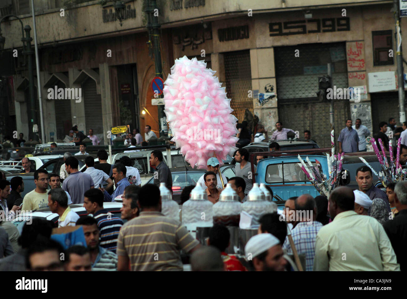 1 giugno 2012 - Il Cairo, il Cairo, Egitto - Un Egiziano vende caramelle durante una dimostrazione contro egiziano candidato presidenziale Ahmed Shafiq in piazza Tahrir condannare il risultato del primo turno di votazioni in egiziani di elezione presidenziale in Cairo, Egitto, venerdì 1 giugno, 2012. Diverse centinaia di pr Foto Stock