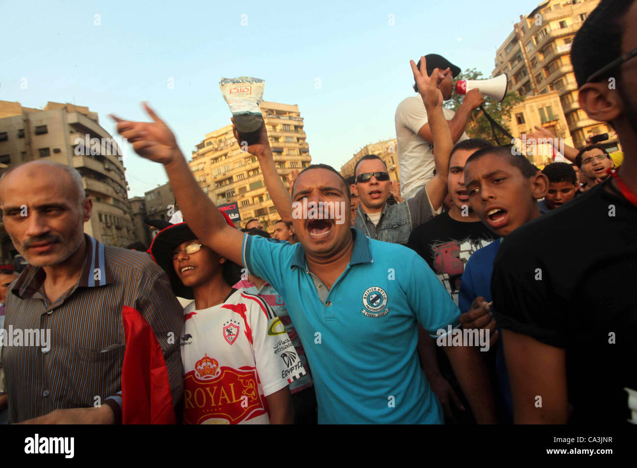 1 giugno 2012 - Il Cairo, il Cairo, Egitto - i dimostranti egiziani chant slogan contro egiziano candidato presidenziale Ahmed Shafiq in piazza Tahrir condannare il risultato del primo turno di votazioni in egiziani di elezione presidenziale in Cairo, Egitto, venerdì 1 giugno, 2012. Diverse centinaia di manifestanti rallie Foto Stock