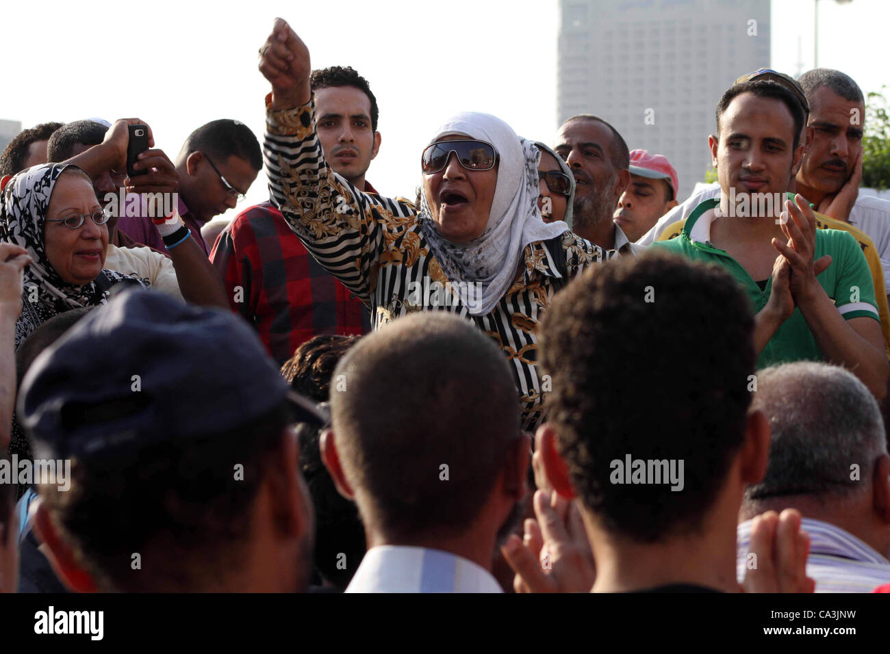 1 giugno 2012 - Il Cairo, il Cairo, Egitto - i dimostranti egiziani chant slogan contro egiziano candidato presidenziale Ahmed Shafiq in piazza Tahrir condannare il risultato del primo turno di votazioni in egiziani di elezione presidenziale in Cairo, Egitto, venerdì 1 giugno, 2012. Diverse centinaia di manifestanti rallie Foto Stock