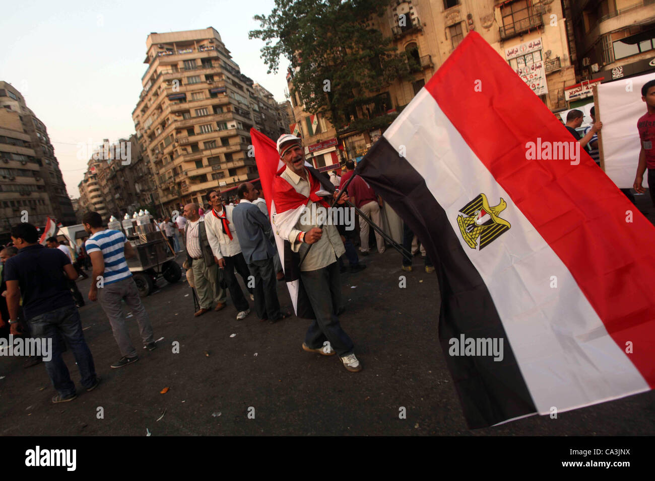 1 giugno 2012 - Il Cairo, il Cairo, Egitto - i dimostranti egiziani tenere bandiera nazionale durante una dimostrazione contro egiziano candidato presidenziale Ahmed Shafiq in piazza Tahrir condannare il risultato del primo turno di votazioni in egiziani di elezione presidenziale in Cairo, Egitto, venerdì 1 giugno, 2012. Sev Foto Stock