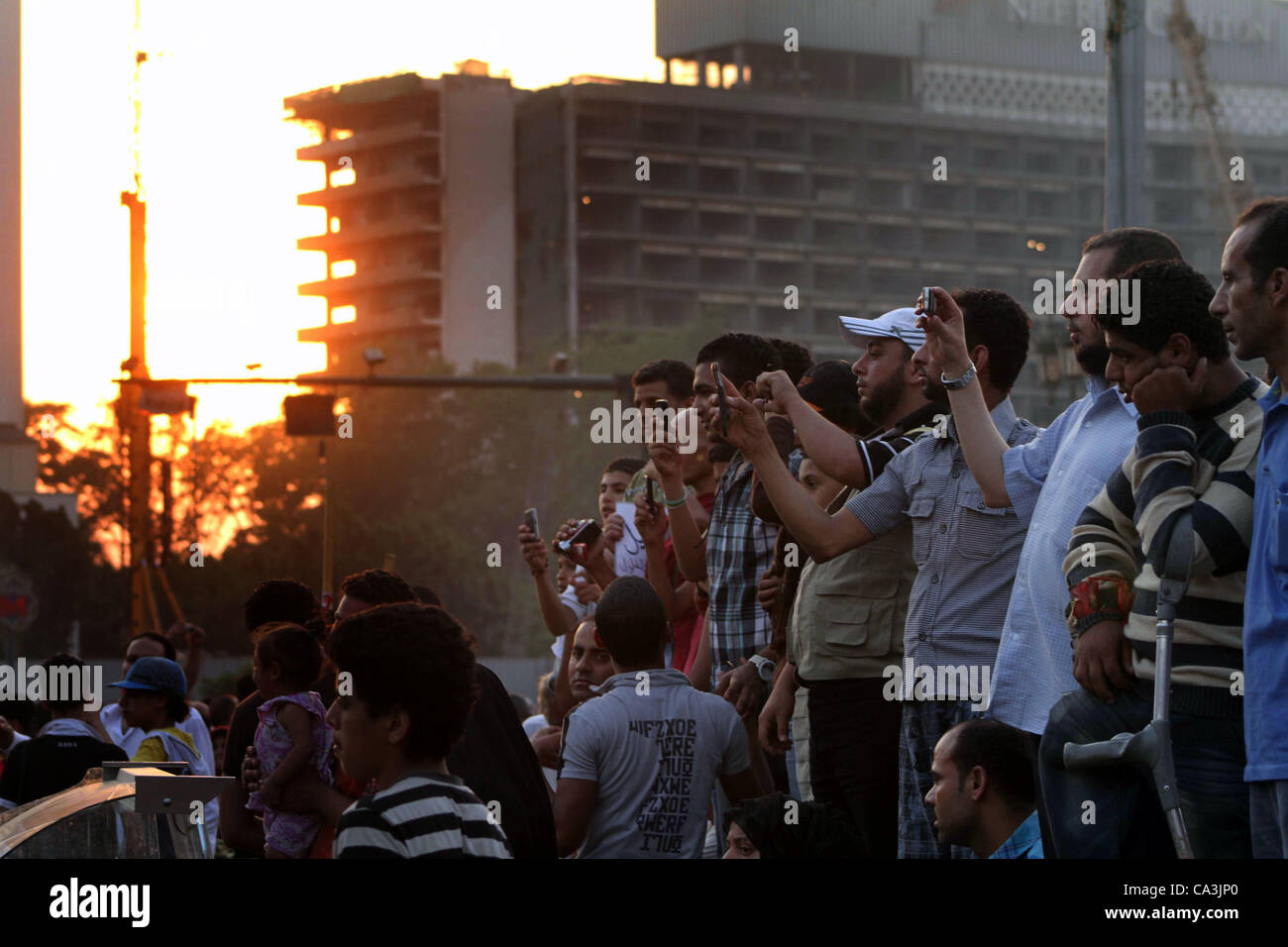 1 giugno 2012 - Il Cairo, il Cairo, Egitto - i dimostranti egiziani chant slogan contro egiziano candidato presidenziale Ahmed Shafiq in piazza Tahrir condannare il risultato del primo turno di votazioni in egiziani di elezione presidenziale in Cairo, Egitto, venerdì 1 giugno, 2012. Diverse centinaia di manifestanti rallie Foto Stock