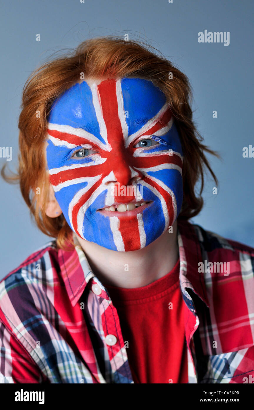 Ragazzo di 8 anni ha avuto il suo volto dipinto nell'Unione Jack per celebrare il Queens Diamond Giubileo 2012. Foto Stock