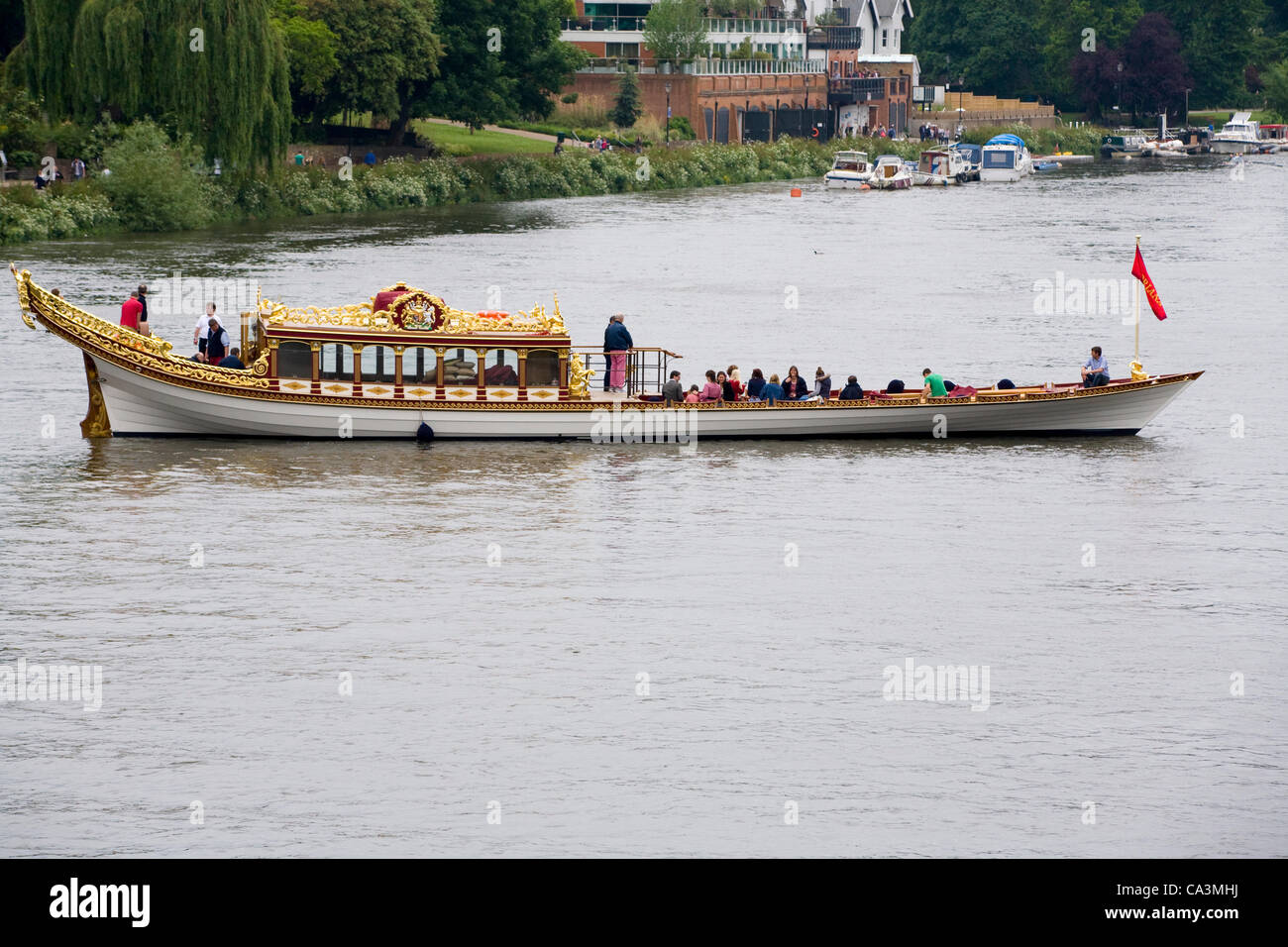 Richmond Upon Thames, Regno Unito. 02 Giugno, 2012. Queen's Royal Barge " Vincenzo' lascia Richmond Upon Thames sabato 2 giugno 2012. La chiatta ha preso parte alla regina per il Giubileo river pageant domenica Giugno 3rd. Foto Stock