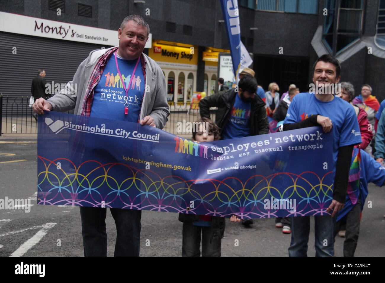 Due uomini e un capretto tenendo un cartello di del consiglio comunale di Birmingham a Birmingham orgoglio a Birmingham, Regno Unito, 2 giugno 2012 Foto Stock