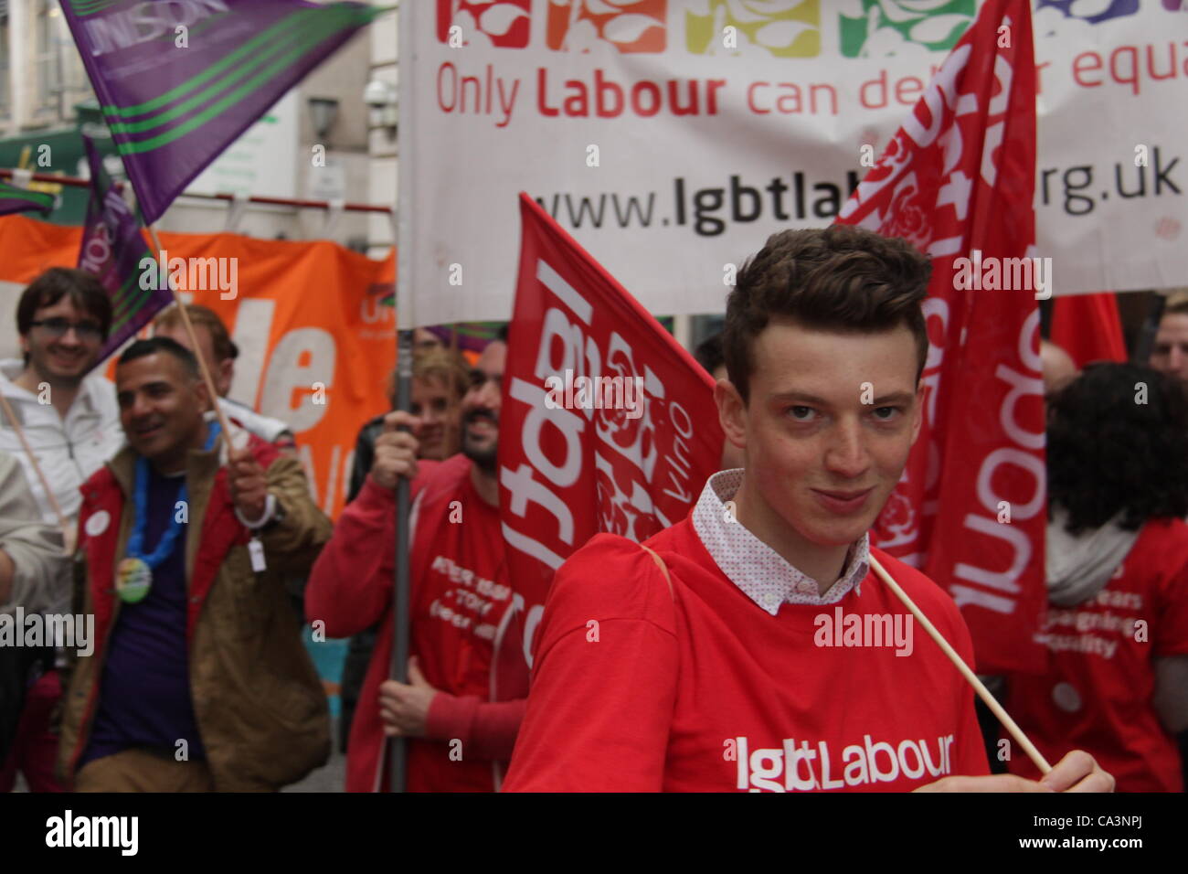 Un uomo dal lavoro LGBT dando via adesivi "mai baciato un Tory' a Birmingham orgoglio a Birmingham, Regno Unito, 2 giugno 2012 Foto Stock