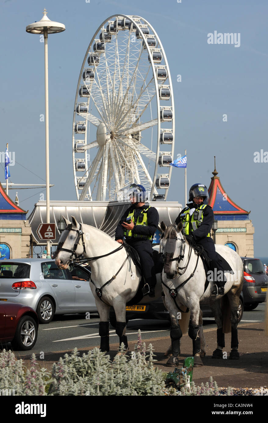 Brighton Regno Unito 2 Giugno 2012 - Polizia bloccano le strade di Brighton oggi per evitare problemi tra l'EDL e anti-fascisti Foto Stock