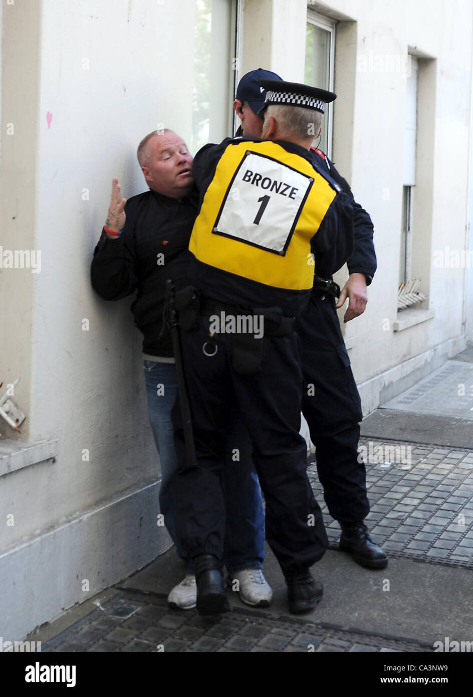 Brighton Regno Unito 2 Giugno 2012 - La polizia si muovano per portare via un uomo di supporto della Difesa inglese League in Brghton oggi . Foto Stock