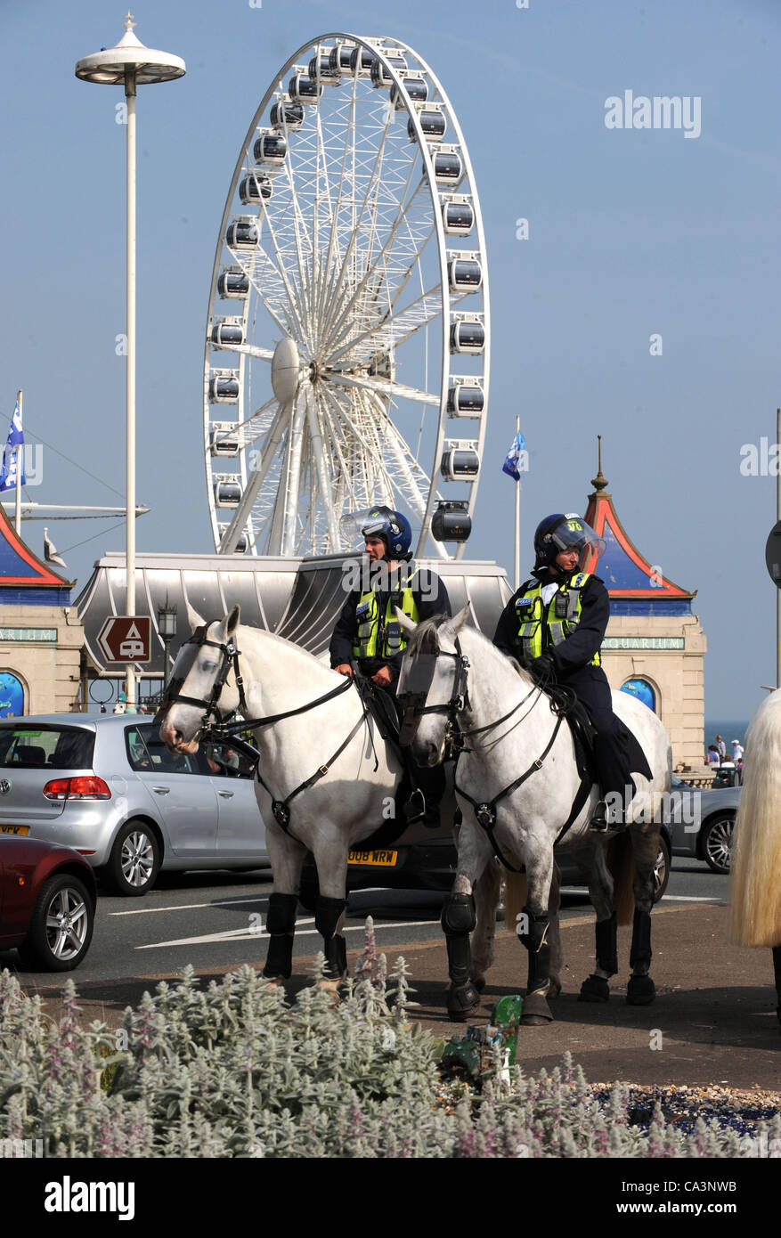 Brighton Regno Unito 2 Giugno 2012 - Polizia bloccano le strade di Brighton oggi per evitare problemi tra l'EDL e anti-fascisti Foto Stock