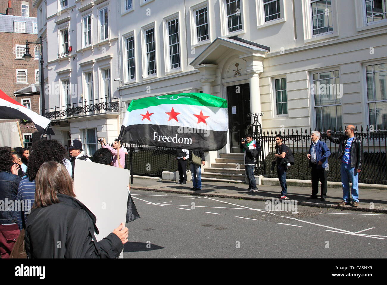 Sabato 2 Giugno 2012 manifestanti in Arabia Embassiy a Londra, di una linea di credito : credito: Hot Shots / Alamy Live News Foto Stock