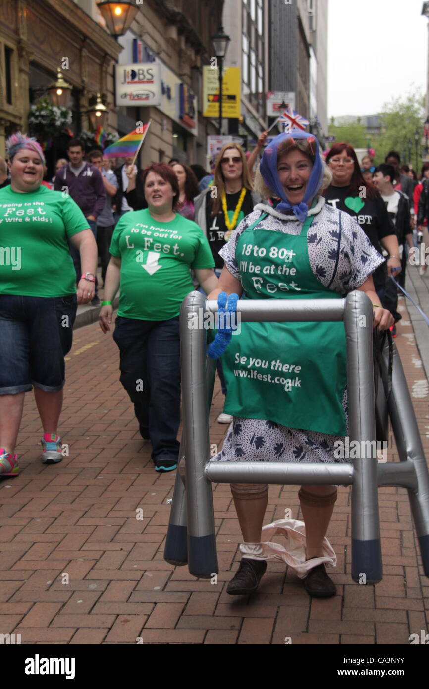 Una Donna vestita come le donne anziane sorridente a Birmingham orgoglio a Birmingham, Regno Unito, 2 giugno 2012 Foto Stock