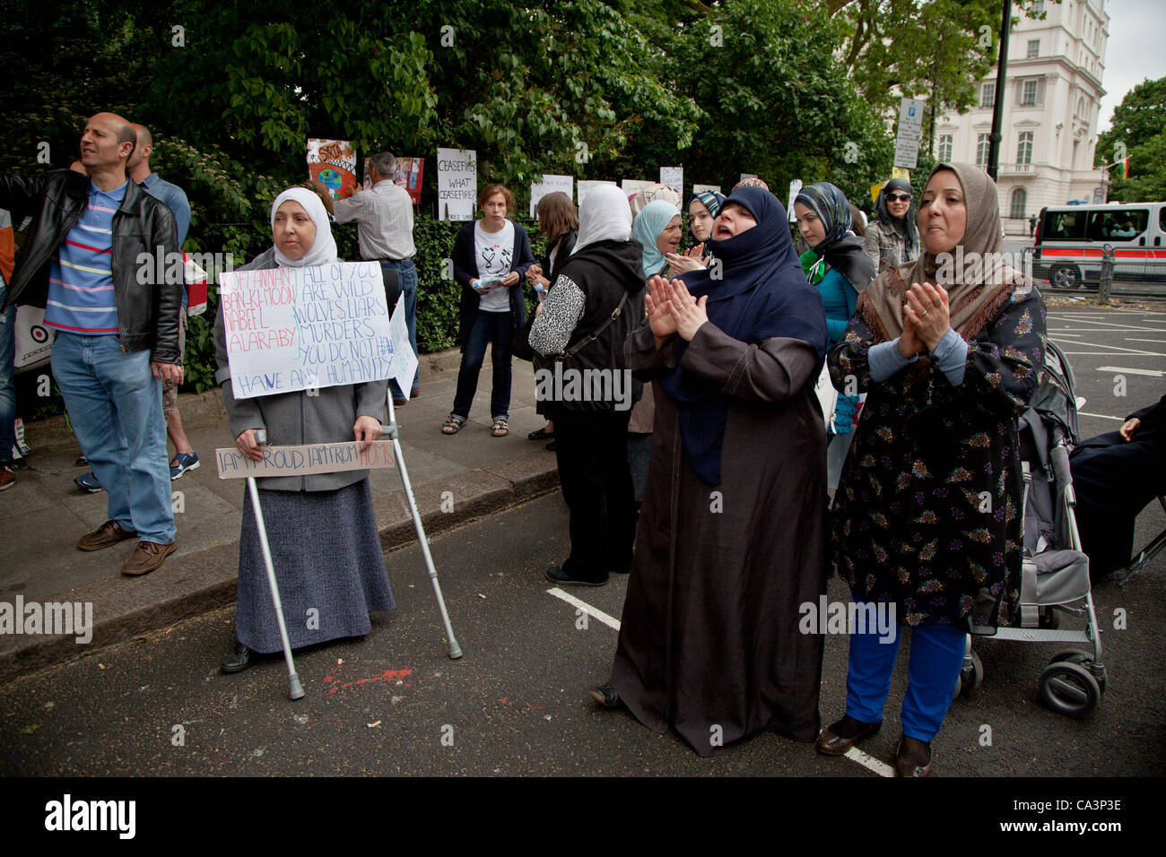 Londra, Regno Unito. 2 giugno 2012 femmine chant e gridare fuori dall'Ambasciata siriana. Circa un centinaio di manifestanti radunati fuori l'Ambasciata siriana che continuano la loro protesta contro il regime di Assad. Foto Stock