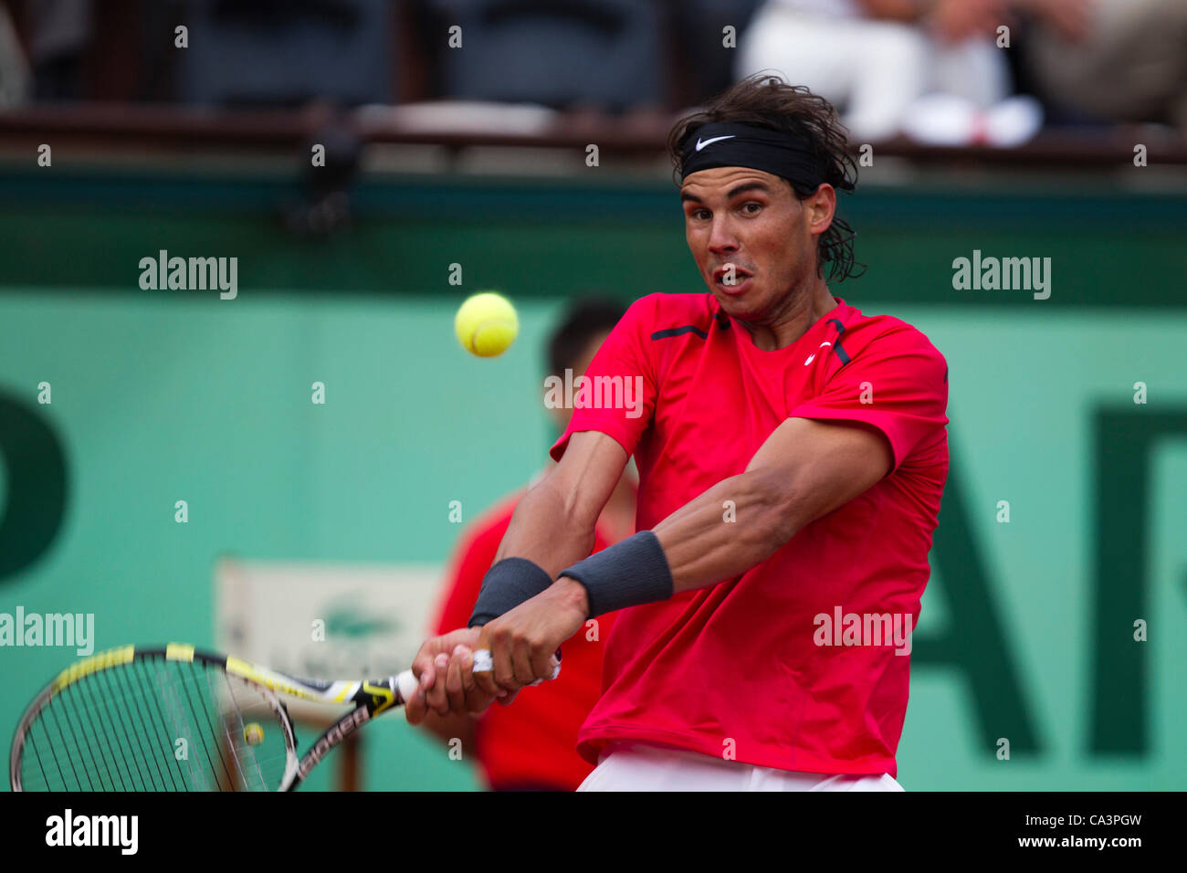 02.06.2012 Parigi, Francia. Rafael Nadal in azione contro Eduardo Schwank il giorno 7 degli Open di Francia di tennis Roland Garros. Foto Stock