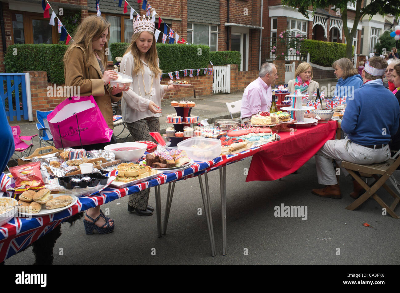 Il 2 giugno, 2012. Wandsworth Londra, Regno Unito. Strada celebrazioni di partito da residenti in onore del Queens Diamond Giubileo. Foto Stock