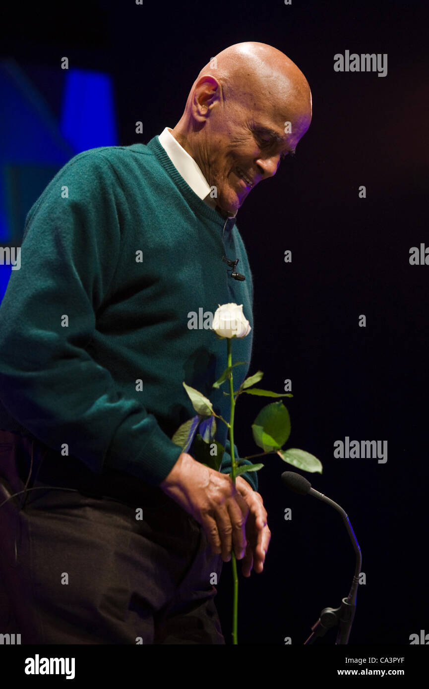 Harry Belafonte, attore e cantante, parlare della sua vita al Telegraph Hay Festival 2012, Hay-on-Wye, Powys, Wales, Regno Unito Foto Stock