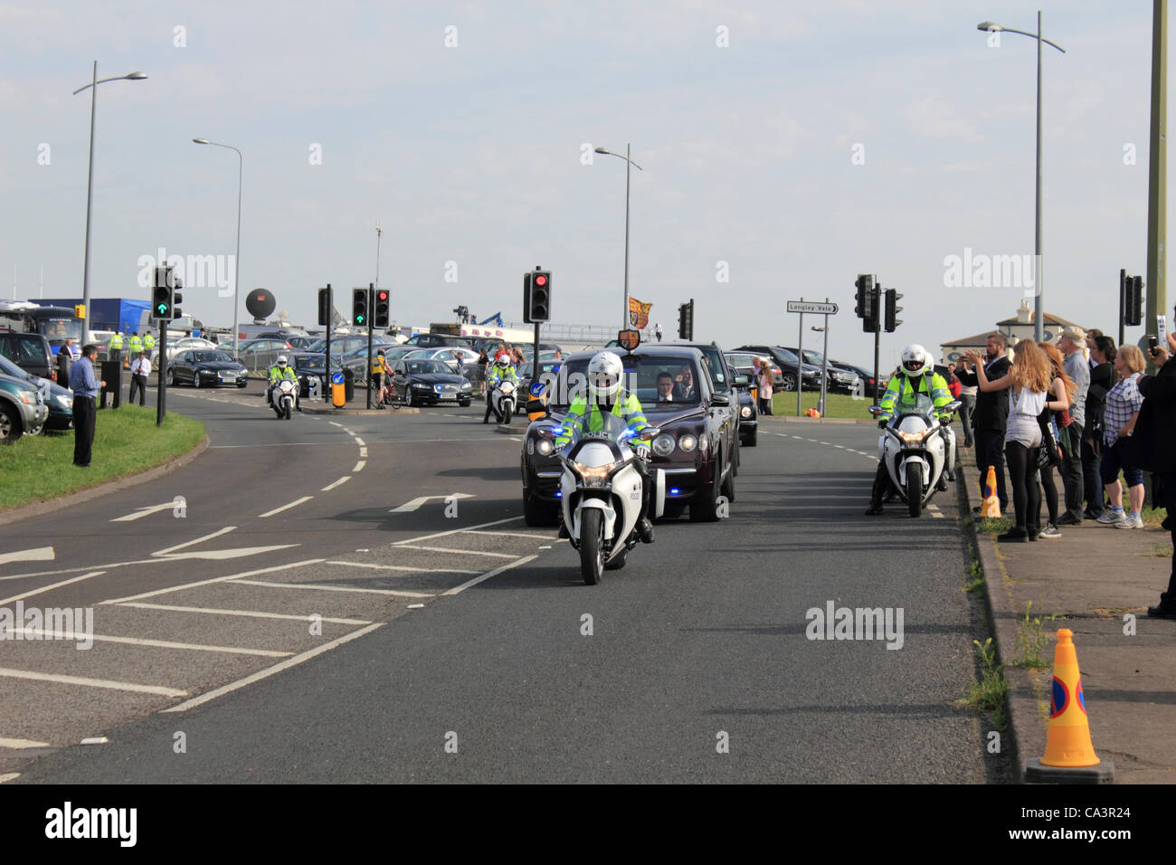 La regina e il Royal party lasciare Epsom Downs dopo il Derby 2012 in stato di Bentley Limousine. Epsom Downs, Surrey, Regno Unito. Foto Stock