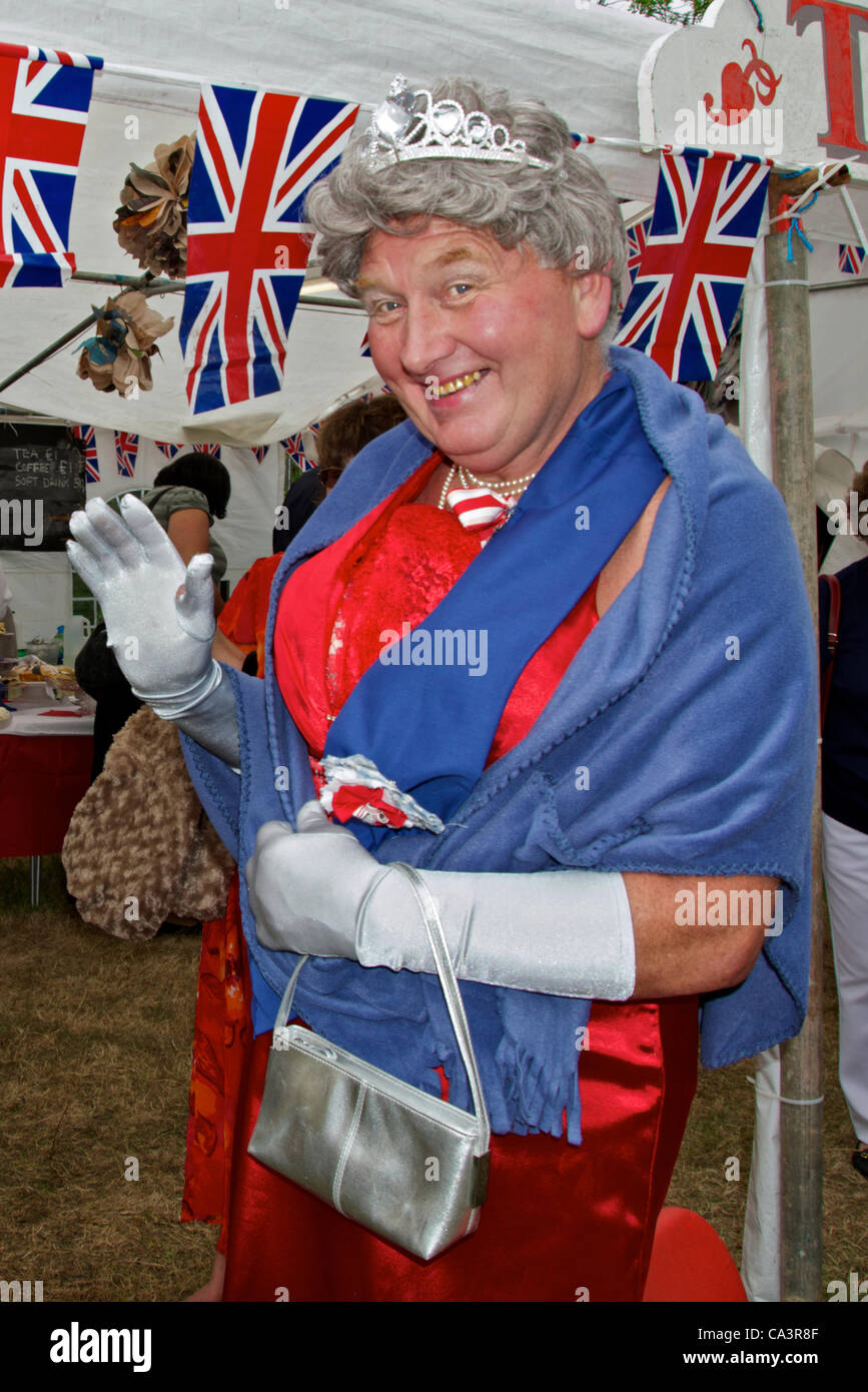 Un visitatore vestito come la regina del piccolo villaggio Burstead Giubileo Fete sabato 2 giugno 2012 in Essex. Foto Stock
