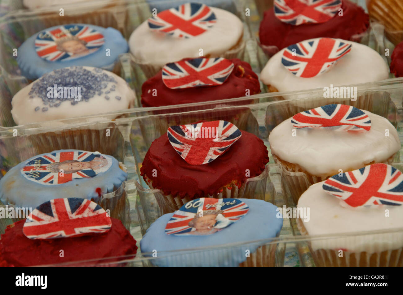 Un vassoio di dolci decorati nel tè tenda ad un villaggio Giubileo Fete sabato 2 giugno 2012 in Essex. Foto Stock