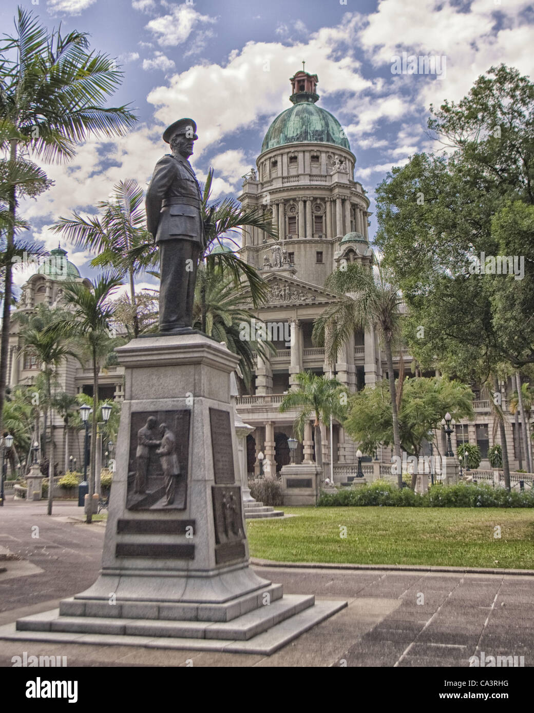 Marzo 20, 2011 - Durban, Kwa-Zulu Natal, Sud Africa - Questa statua di Jan Christiaan granello di fuliggine (1870 â€" 1950) sorge in Francesco piazza di addio al di fuori della città di Durban Hall di Kwa-Zulu Natal, Sud Africa. Granello di fuliggine è stato un eminente Sud Africani e British Commonwealth statista, capo militare e phil Foto Stock