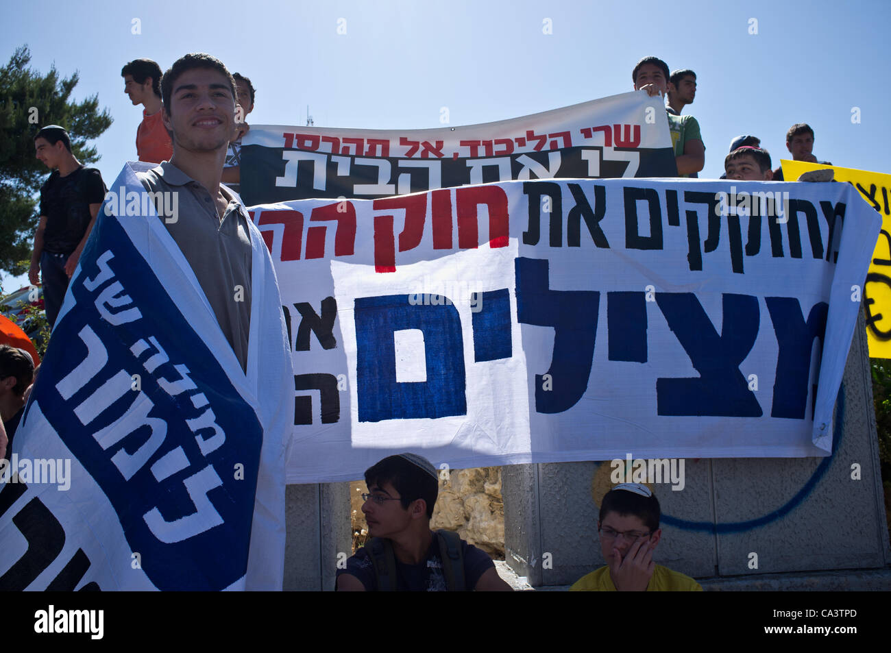 Decine di giovani possano prendere parte a una dimostrazione contro Netanyahu per la decisione di spostare fisicamente cinque controverso avamposto Ulpana case all'entrata di PM's Office come governo convoca per l'incontro settimanale. Gerusalemme, Israele. 3-giugno-2012. Foto Stock