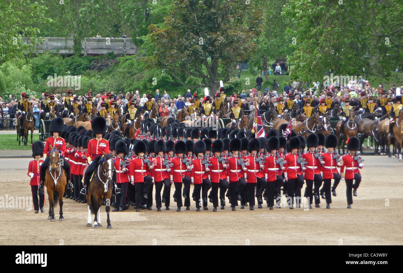 Trooping il colore 2 Giugno 2012 - Il Maggiore Generale della revisione, queste sono le protezioni per i piedi poste della cavalleria della famiglia. Foto Stock