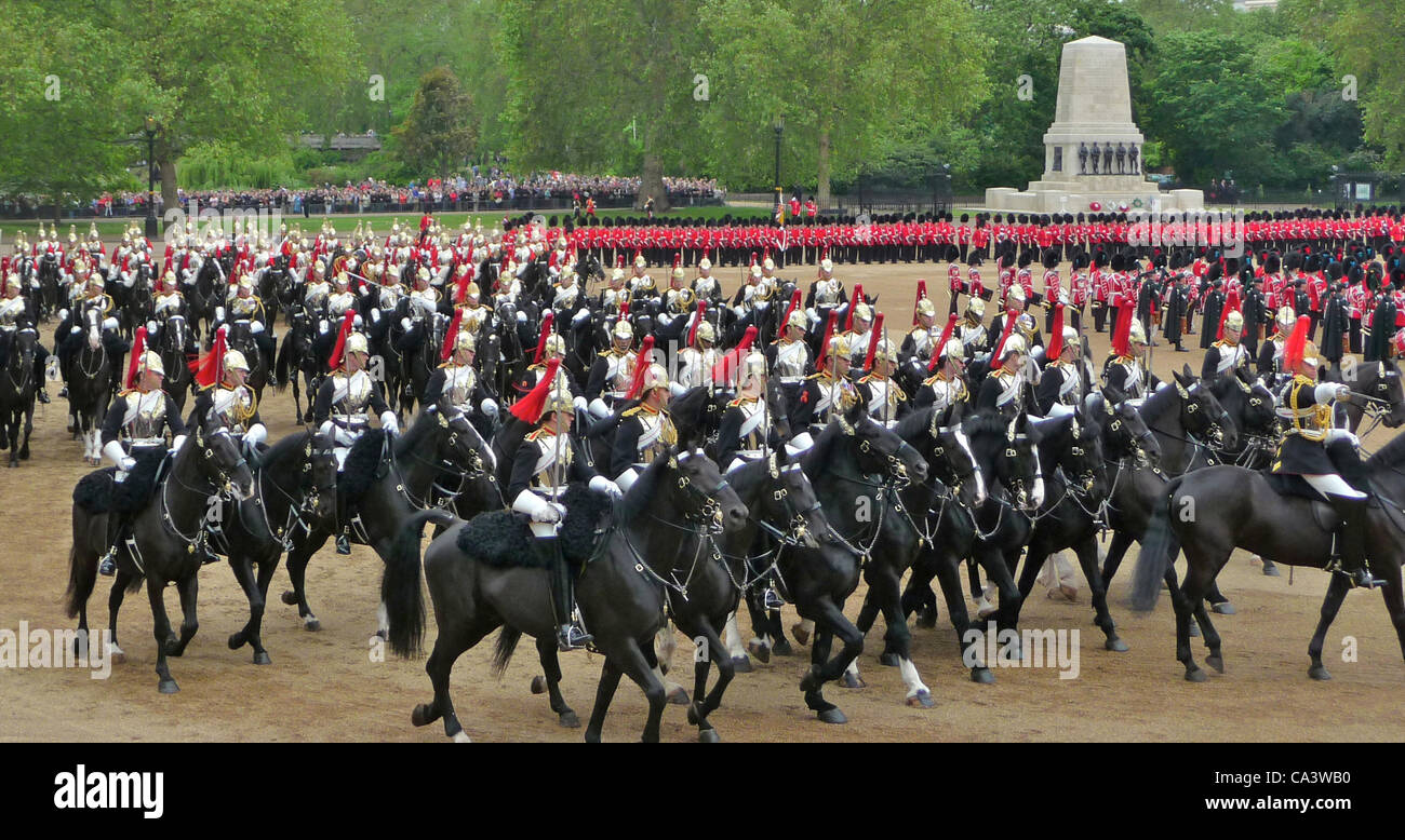 Trooping il colore 2 Giugno 2012 - Il Maggiore Generale della revisione, questi sono il Blues e Royals della cavalleria della famiglia. Foto Stock