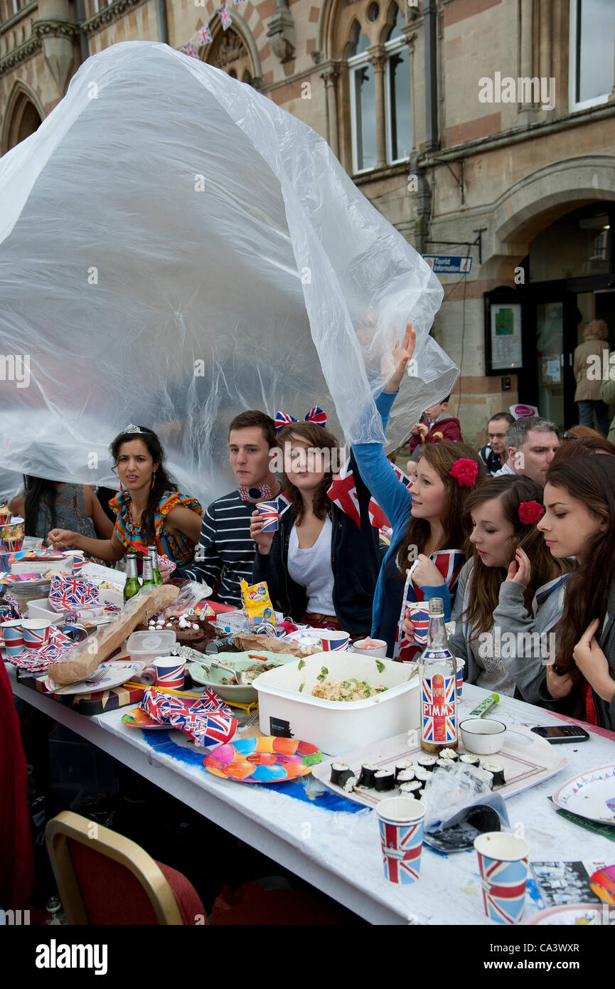 Winchester Giubileo parte va sotto la plastica come la pioggerellina inizia a Winchester Hampshire REGNO UNITO 03 giugno 2012 il partito ha avuto luogo al di fuori della Guildhall sulla Broadway. Foto Stock