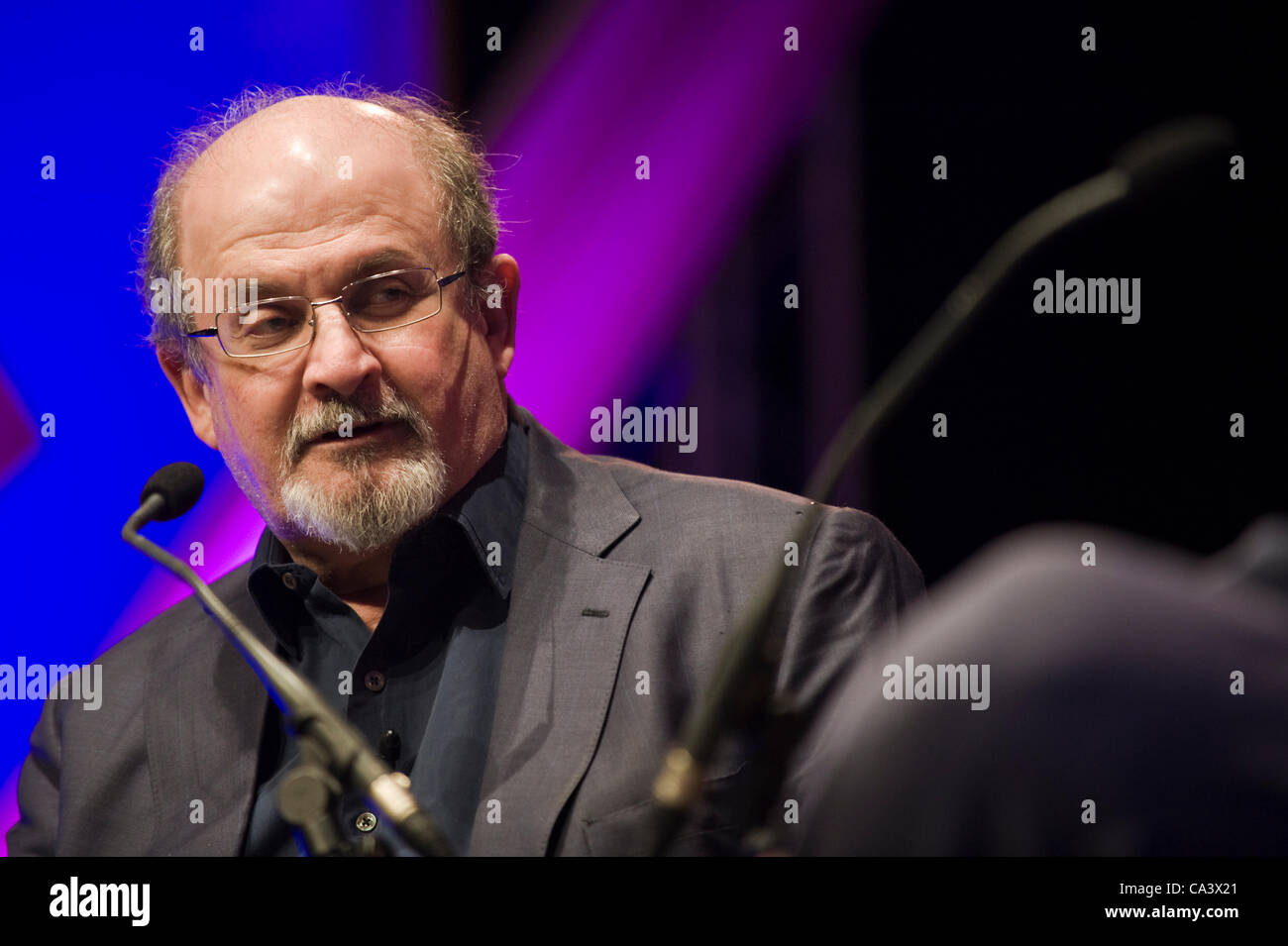 Salman Rushdie parlando di suoi romanzi presso il Telegraph Hay Festival 2012, Hay-on-Wye, Powys, Wales, Regno Unito Foto Stock