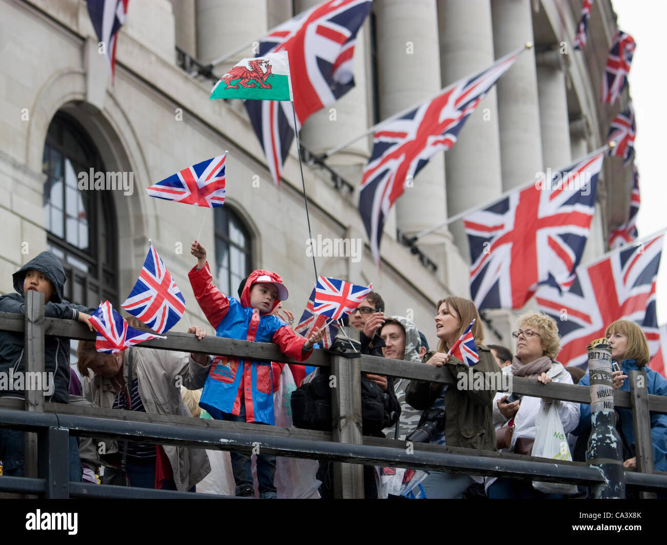 Queens Diamond Giubileo 2012 , festaioli di Blackfriars London, festaioli tifo e agitando union jack flag in occasione di eventi, Blackfriars London Foto Stock