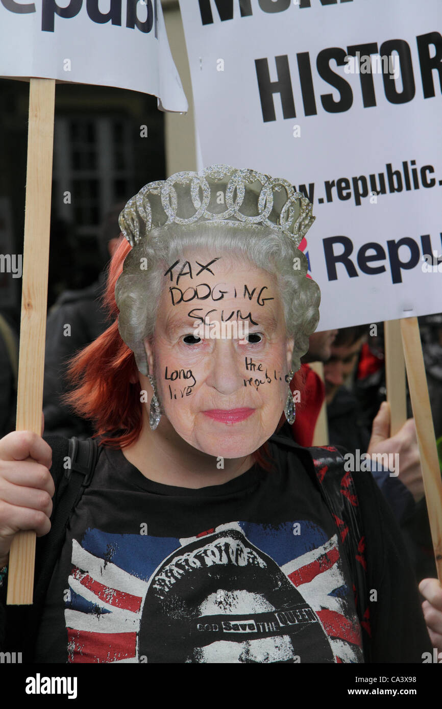 Anti-monarchia demonstrator protesta durante il diamante celebrazioni giubilari. Londra, Regno Unito Foto Stock