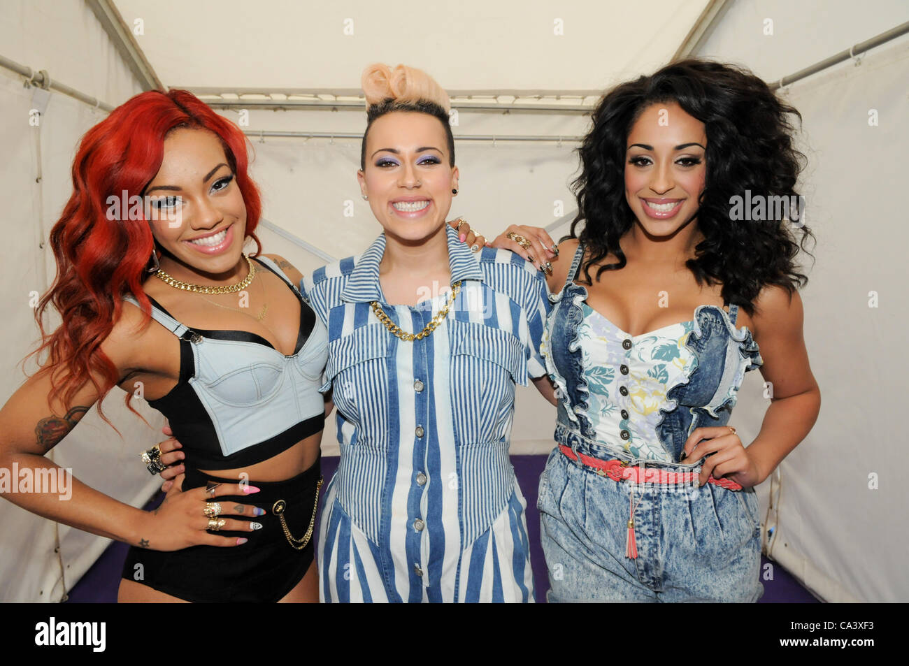 Ragazza Stooshe banda dietro le quinte a Birmingham Pride 2012 Nightingale mainstage Foto Stock