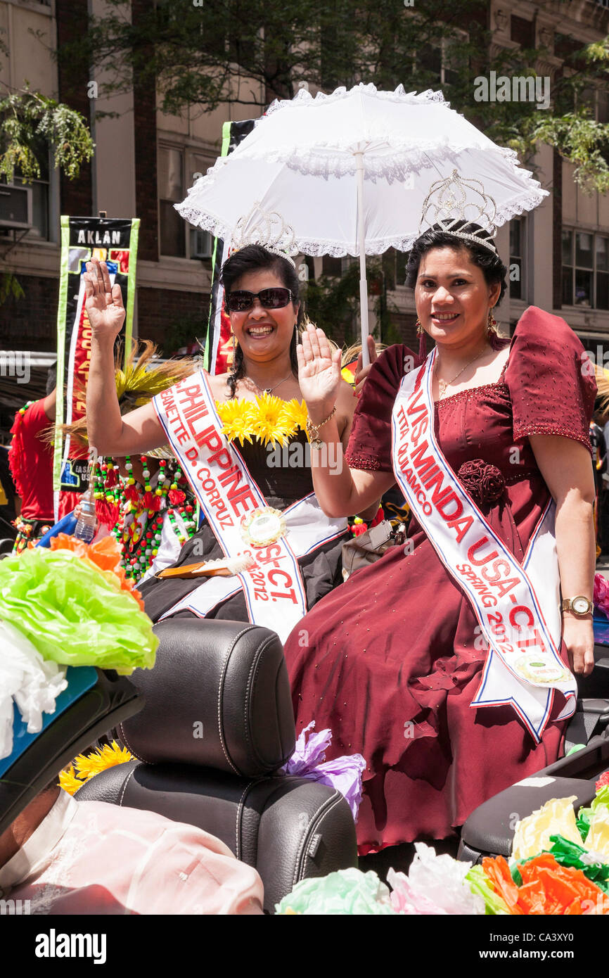 New York, NY - 3 giu 2012 - La più grande indipendenza filippina parata del giorno negli Stati Uniti avrà luogo a Manhattan annualmente. Foto Stock