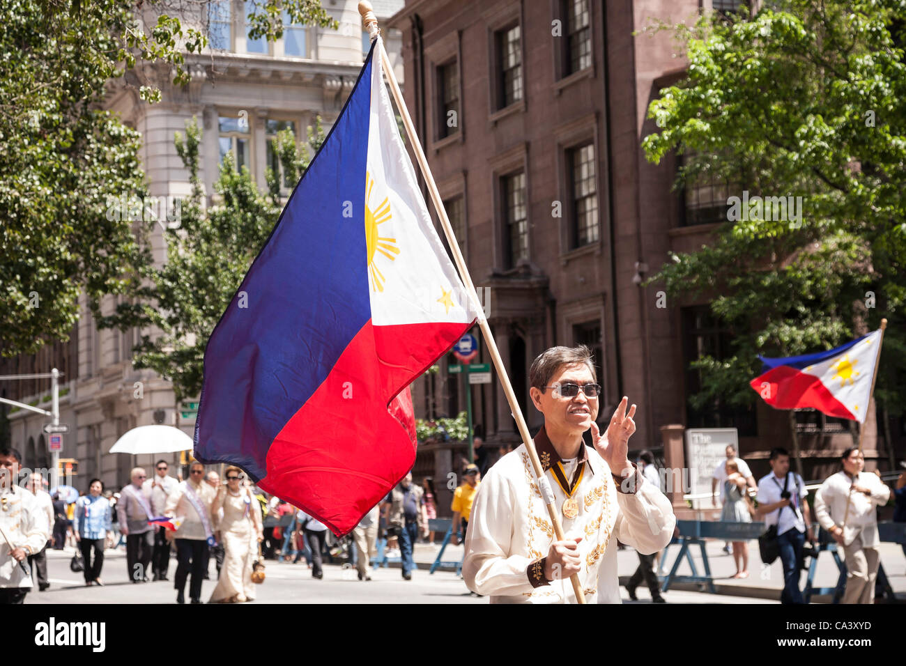 New York, NY - 3 giu 2012 - La più grande indipendenza filippina parata del giorno negli Stati Uniti avrà luogo a Manhattan annualmente. Foto Stock