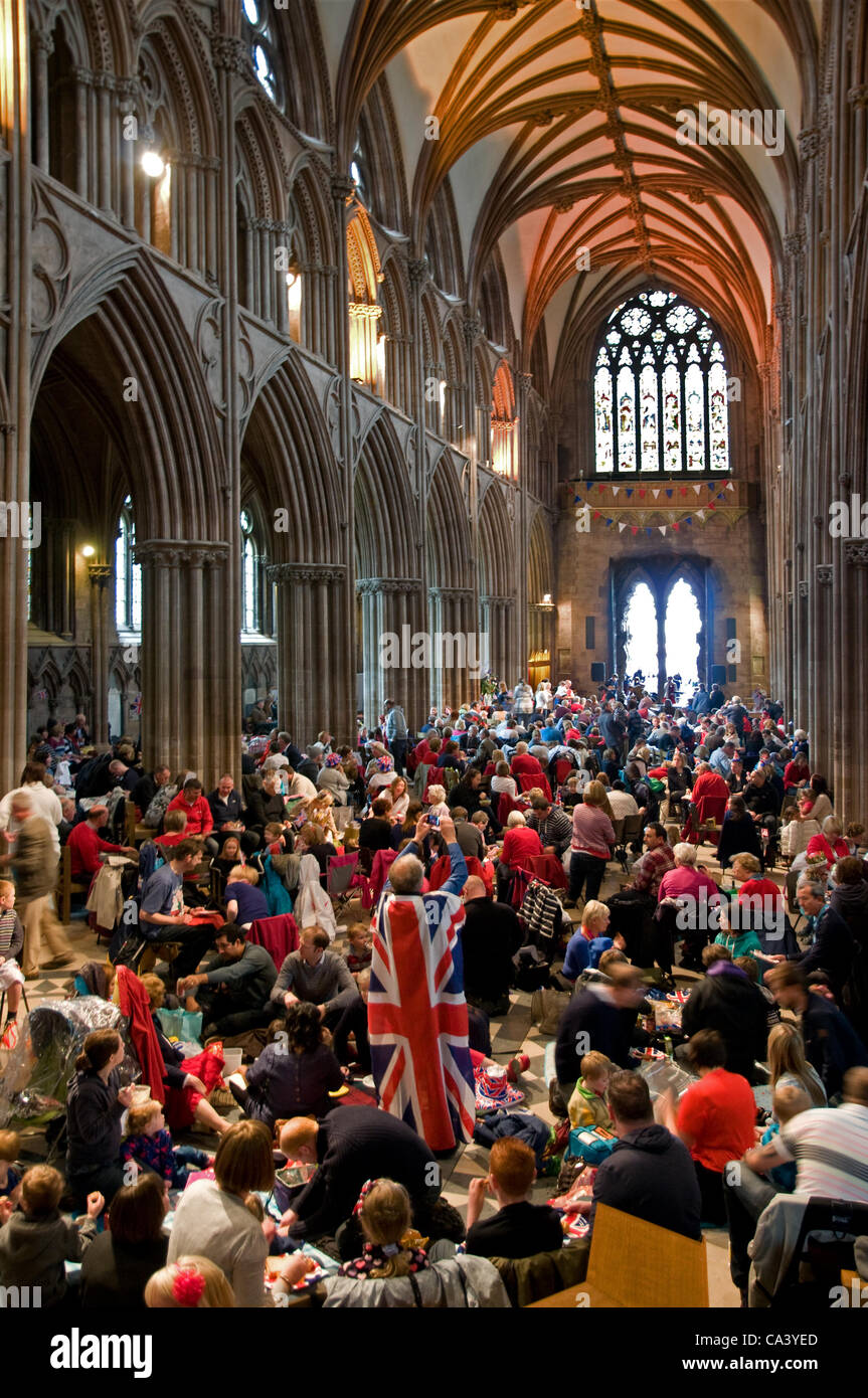 La folla godere di un "grande giubileo pranzo' all'interno di Lichfield Cathedral per celebrare la Regina Elisabetta II per il Giubileo in Staffordshire Inghilterra Chris Liley, Arcidiacono di Lichfield e Jonathan Gledhill, Vescovo di Lichfield, unire la folla per celebrare una "Grande Giubileo pranzo" all'interno di Lichfield Cathedral, Staffordshire, Foto Stock