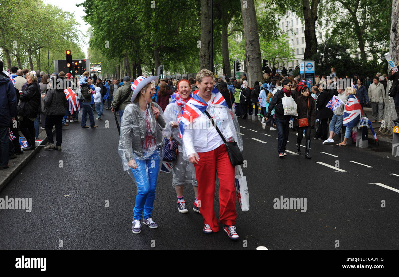 Londra REGNO UNITO 3 Giugno 2012 - folla raccogliere lungo il Victoria Embankment a Londra per il fiume Tamigi Queens Diamond Jubilee Pageant oggi dove oltre un migliaio di barche hanno preso parte fotografia scattata da Simon Dack Foto Stock