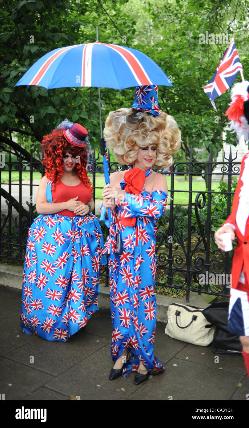 Londra REGNO UNITO 3 Giugno 2012 - folla raccogliere lungo il Victoria Embankment a Londra per il Tamigi Queens Diamond Jubilee Pageant Foto Stock