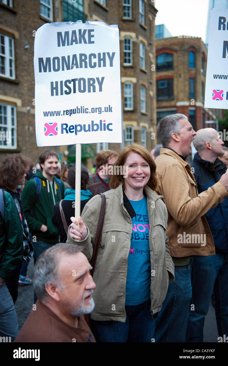 Anti-monarchici dimostrare vicino al Tower Bridge durante il fiume JubileeThames Pageant. Foto Stock