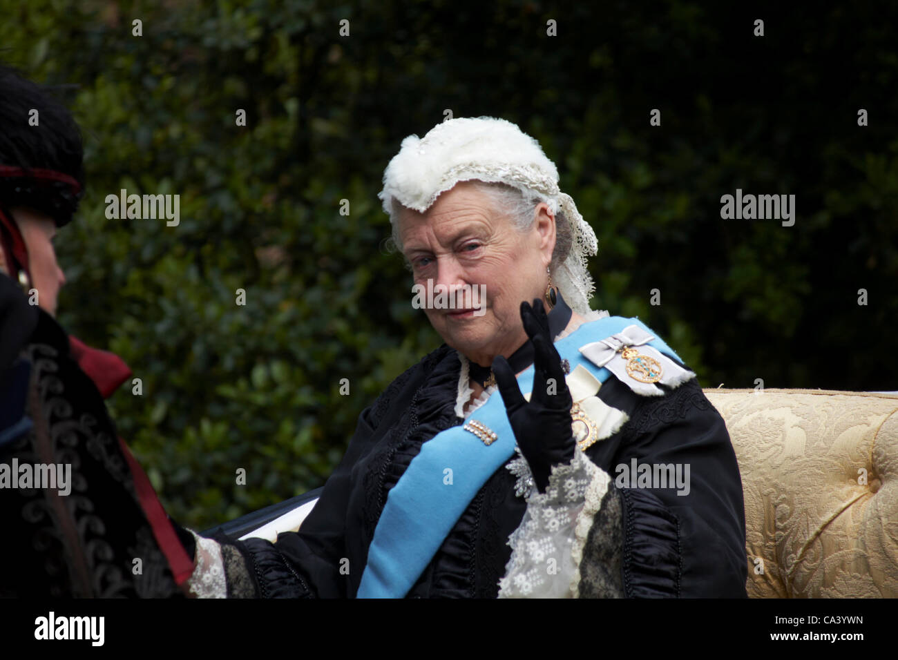 East Cowes, Isle of Wight, Hampshire REGNO UNITO domenica 3 giugno 2012. Celebrazioni giubilari a Osborne House, con letto Queen Victoria - solo 2 monarchi hanno celebrato il giubileo di diamante, una essendo la regina Victoria - Queen Victoria alter ego lookalike dando un'onda. Osbourne House Foto Stock