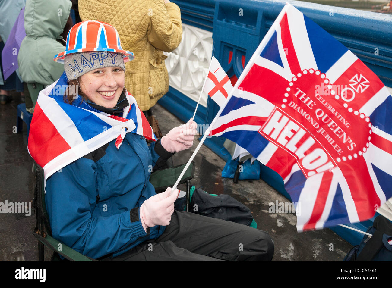 Victoria Stokes da Hertfordshire, Inghilterra azienda Union Jack flag, il Tower Bridge, durante la Queen's Thames Diamond Jubilee Pageant, Londra, Regno Unito, 3 giugno 2012. Il Giubileo di Diamante celebra la regina Elisabetta la seconda DEL 60 anni come Capo del Commonwealth Foto Stock