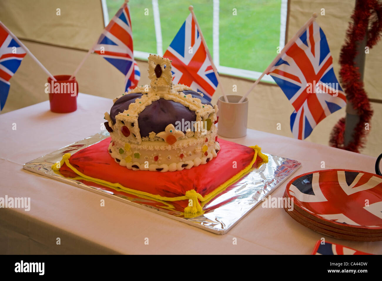 Torta iced come una corona regale Big Pranzo evento, Shottisham, Suffolk, Inghilterra, 3 giugno 2012 Foto Stock