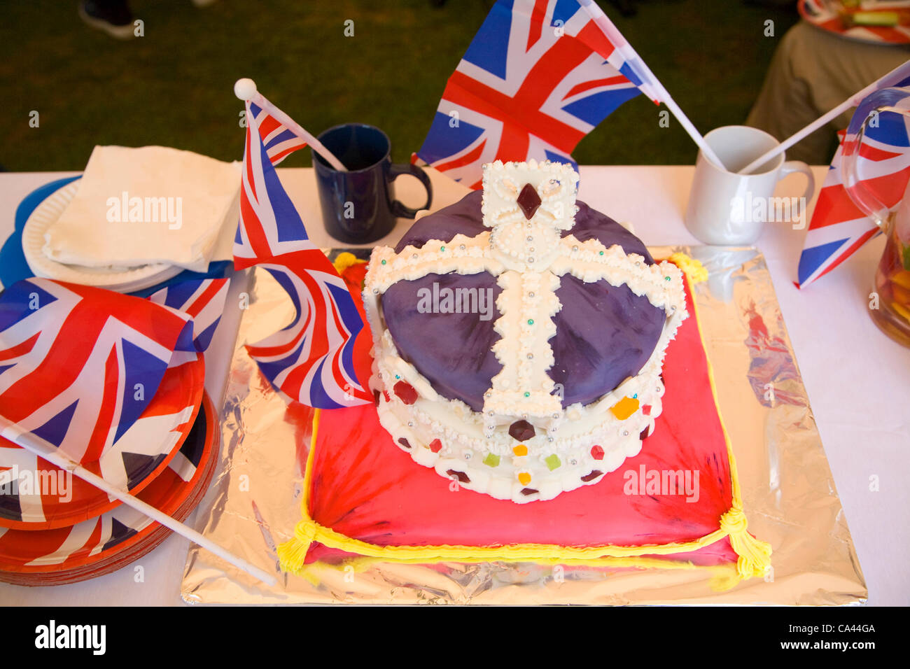 Torta iced come una corona regale Big Pranzo evento, Shottisham, Suffolk, Inghilterra, 3 giugno 2012 Foto Stock