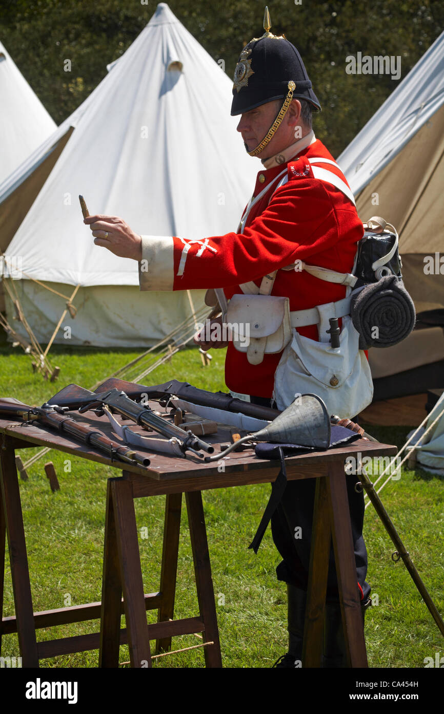 Isle of Wight, Regno Unito domenica 3 giugno 2012. Celebrazioni giubilari a Osborne House, East Cowes. Il British Redcoats sono rappresentati dalla società ostinati, dedicato re-enactors, membri del Vittoriano società militare Foto Stock