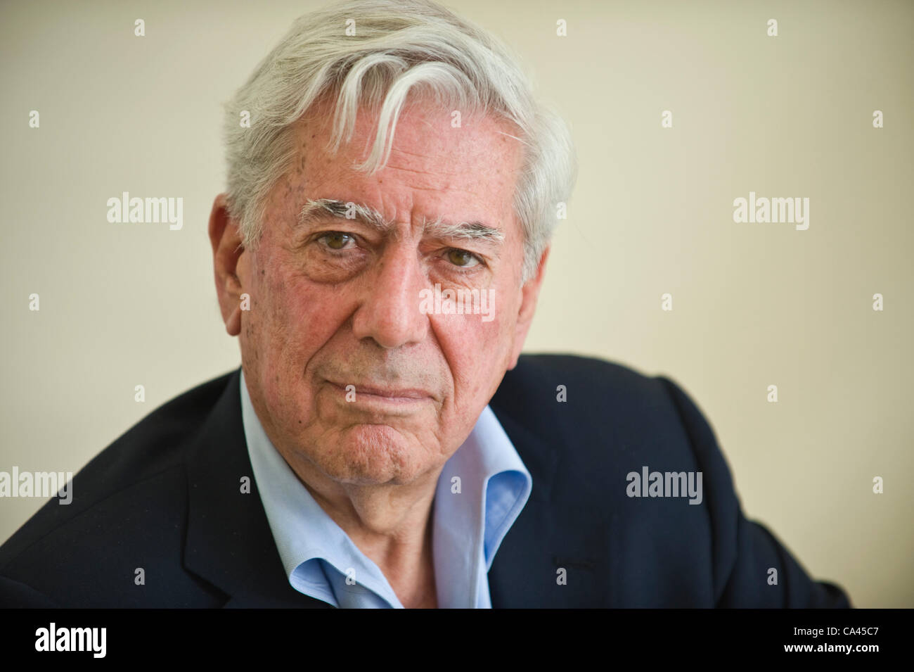 Mario Vargas Llosa, scrittore peruviano e premio Nobel per la pace, il Telegraph Hay Festival 2012, Hay-on-Wye, Powys, Wales, Regno Unito Foto Stock